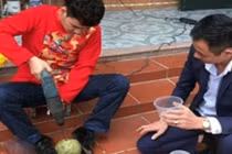 Xuân Bắc bật mí cách lấy nước dừa cực hay trong 5 giây