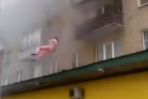 Clip kinh hoàng: Cháy nhà, bố mẹ ném con từ tầng 5