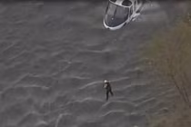 Xem lính cứu hỏa đu dây cứu chó giữa dòng lũ