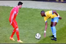 Những tình huống như “làm xiếc” cùng trái bóng của các cầu thủ