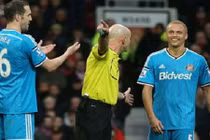 Pha đuổi nhầm cầu thủ hài hước nhất lịch sử bóng đá