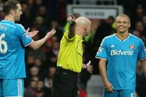 Pha đuổi nhầm cầu thủ hài hước nhất lịch sử bóng đá