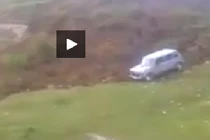 Quay được cảnh núi lở cuốn bay ô tô