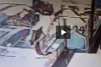 Thót tim cảnh em bé bị thang cuốn lôi đi