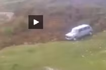 Quay được cảnh núi lở cuốn bay ô tô