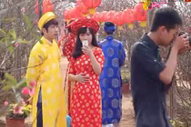 Giới trẻ diện áo dài đổ xô chụp ảnh đào Nhật Tân