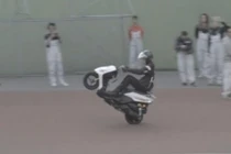 Kinh ngạc người lái mô tô bốc đầu liên tục 500km