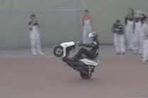 Kinh ngạc người lái mô tô bốc đầu liên tục 500km