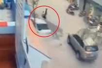 Kinh hoàng clip xe Camry tông 3 người tử vong