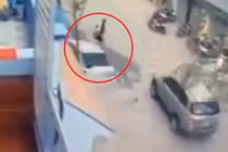 Kinh hoàng clip xe Camry tông 3 người tử vong