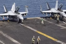Cận cảnh hoạt động bận rộn trên tàu sân bay Mỹ