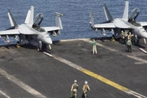 Cận cảnh hoạt động bận rộn trên tàu sân bay Mỹ