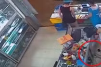 Dàn cảnh mua hàng, đôi nam nữ trộm điện thoại của bà bầu