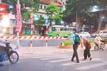 Người đi bộ phải đi ở đâu thì an toàn?