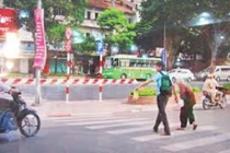 Người đi bộ phải đi ở đâu thì an toàn?