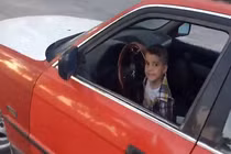 Màn drift ô tô của cậu bé 3 tuổi gây ngỡ ngàng