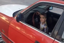 Màn drift ô tô của cậu bé 3 tuổi gây ngỡ ngàng