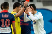 Thẻ đỏ vô lý nhất bóng đá thế giới năm 2015