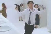 Cách xử lý khôn ngoan khi vào nhầm nhà vệ sinh nữ