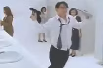 Cách xử lý khôn ngoan khi vào nhầm nhà vệ sinh nữ