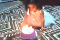 Bé gái sợ hãi vì tóc bị bốc cháy khi thổi nến sinh nhật