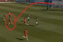 Pha lốp bóng ghi bàn khó tin ở khoảng cách gần 30m