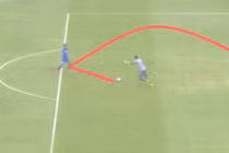 Sai lầm ngớ ngẩn chưa từng thấy của thủ môn