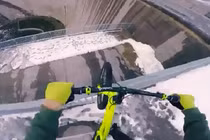 Đi xe đạp trên song sắt cao 200m không thể tin nổi