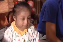 Thiếu nữ tí hon nặng 8,2 kg ở Vĩnh Long