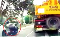 Người đi xe máy thoát chết đầy may mắn