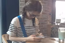 Nữ MC truyền hình xinh đẹp truy đuổi tên trộm như trong phim