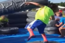 Mục sở thị cậu bé bé gan lì nhất quả đất