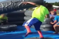 Mục sở thị cậu bé bé gan lì nhất quả đất