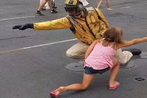 Muôn kiểu chụp ảnh tự sướng với tượng (10)