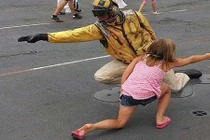 Muôn kiểu chụp ảnh tự sướng với tượng (10)