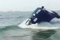 Không thể tin nổi màn đi ôtô bằng hai bánh trên biển 