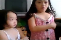 Chảy nước mắt với em bé cãi nhau tay đôi với bố