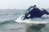 Không thể tin nổi màn đi ôtô bằng hai bánh trên biển 