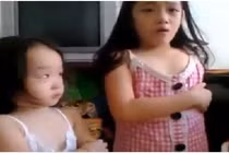 Chảy nước mắt với em bé cãi nhau tay đôi với bố