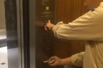 Thao tác khóa thang máy bằng phím ít người biết