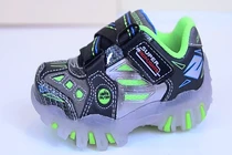 Hiểm họa khôn lường từ giày dép phát nhạc, phát sáng