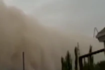 Bão cát “nuốt chửng” cả thành phố trong vài phút