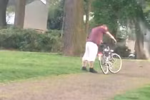 Cười ngặt nghẽo cảnh tượng người say cố gắng đi xe đạp