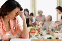 Choáng váng nhìn chồng cầm 50 triệu biếu mẹ chồng tiêu Tết