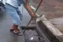 Siêu đẳng về bắt cá ở ống cống ngoài đường