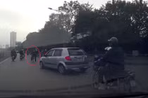 Ngang nhiên đi xe ngược chiều giữa đường Hà Nội