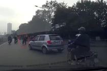 Ngang nhiên đi xe ngược chiều giữa đường Hà Nội