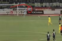 Pha đỡ bóng thảm họa nực cười của thủ môn