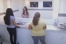 Chiếc gương ma quái trong phòng vệ sinh nữ