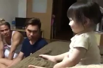 Đáng yêu xem em bé thi nhịn cười với người lớn